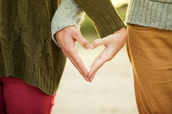 الاسباب اللي تخليكي تنامي مع شريكك في نفس الوقت 3