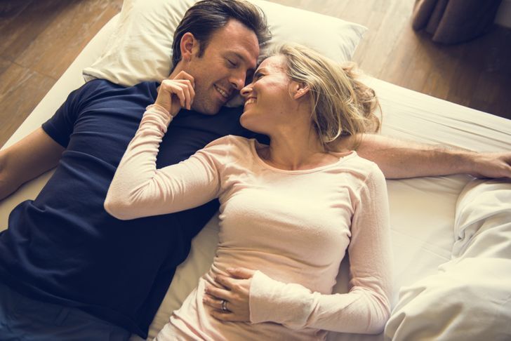 الاسباب اللي تخليكي تنامي مع شريكك في نفس الوقت 5