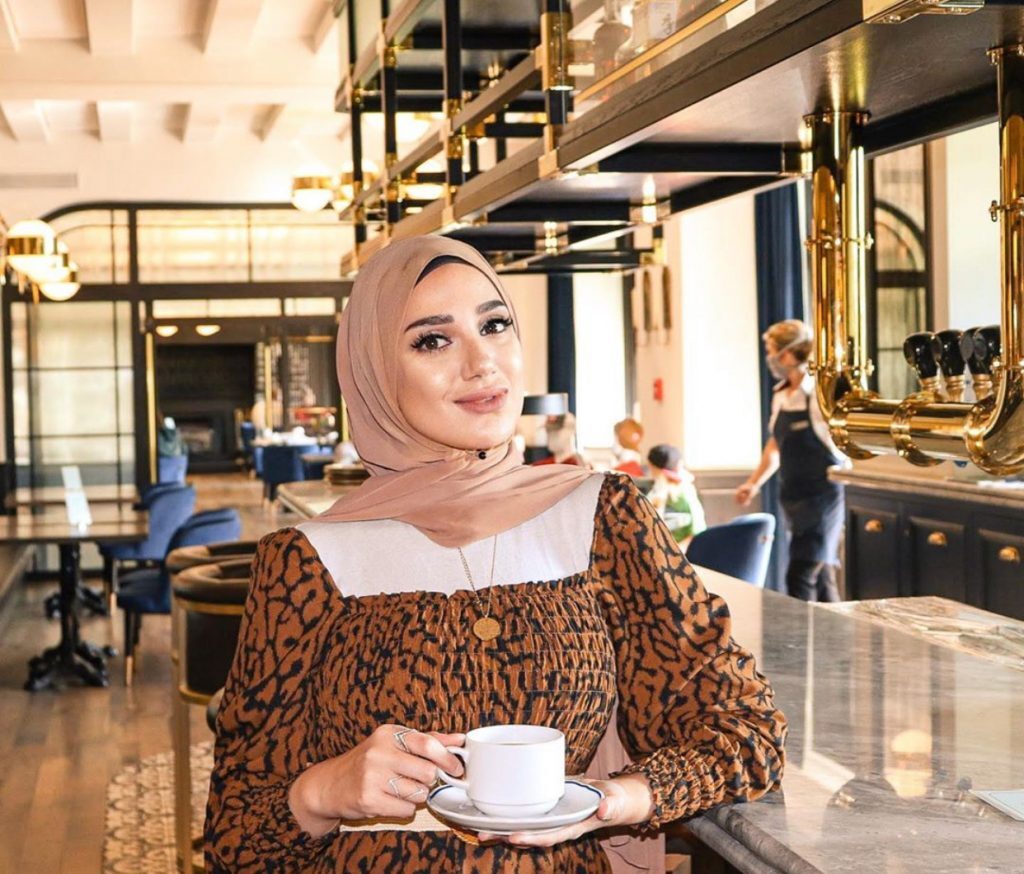 تنسيق العقد الطويل مع اللبس الكاجوال 9