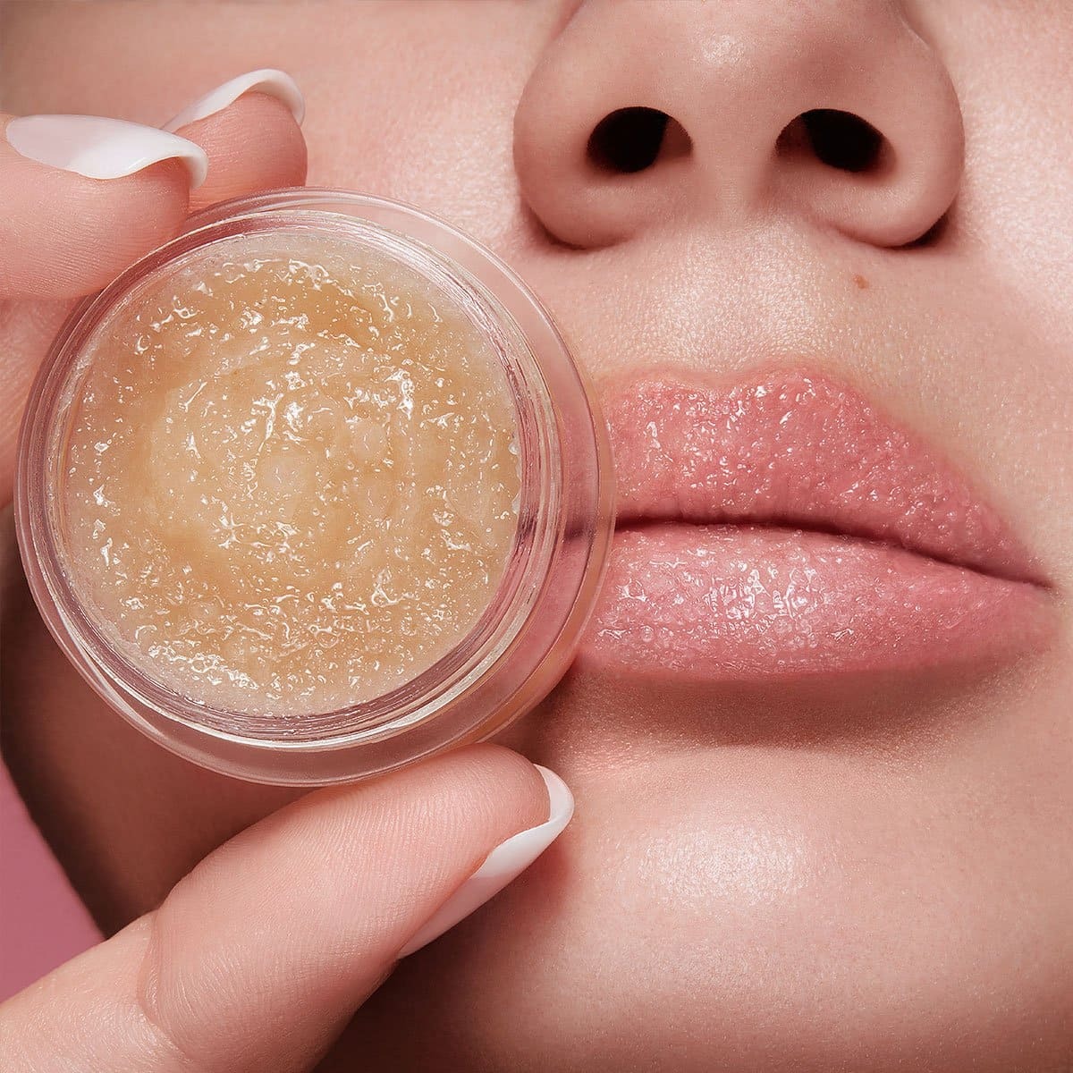 طرق علاج جفاف وتشقق الشفايف 2