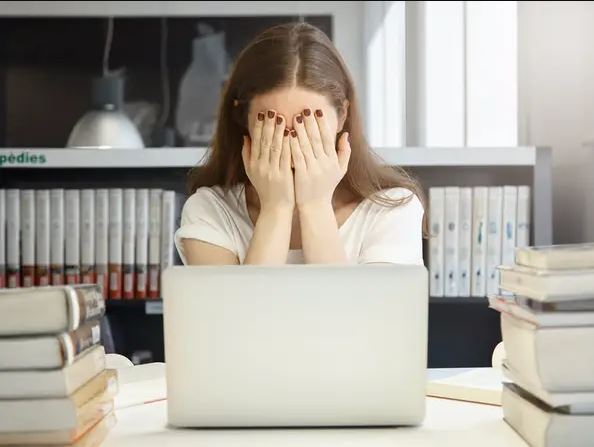 بتحبي شغلك بس حاسة ان طاقتك خلصت؟ هنقولك 4 طرق لمكافحة التفكير السلبي في الشغل