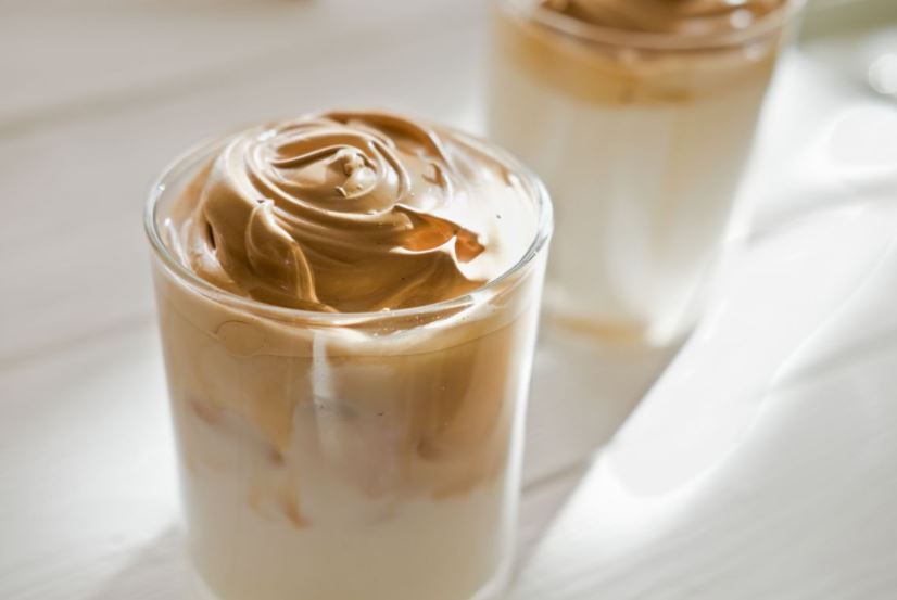 يومك مابيكملش من غير القهوة؟ اعرفي ازاي تعملي  مشروب القهوة المخفوقة Whipped Coffee