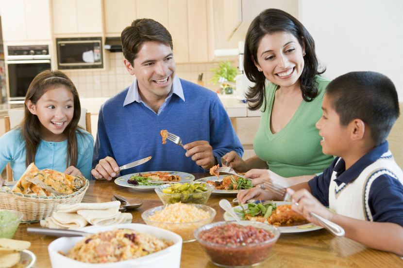 6 فوائد للأطفال هيكتسبوها لما تتعودوا تاكلوا كل وجباتكم سوا كأسرة واحدة