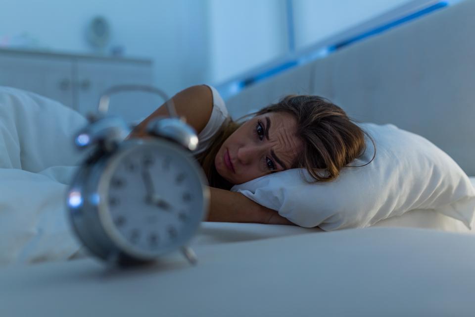 ضغط الشغل سببلك أرق وقلة النوم، هنقولك تعملي إيه