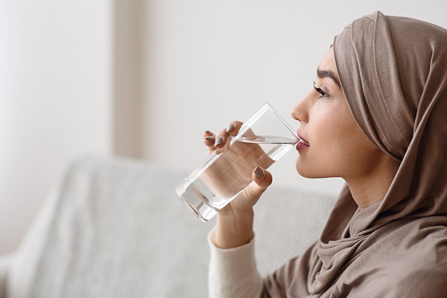 5 غلطات ممكن تسبب العطش اثناء الصيام .. وايه الاكلات اللي تتجنبيها عشان تمنعي العطش