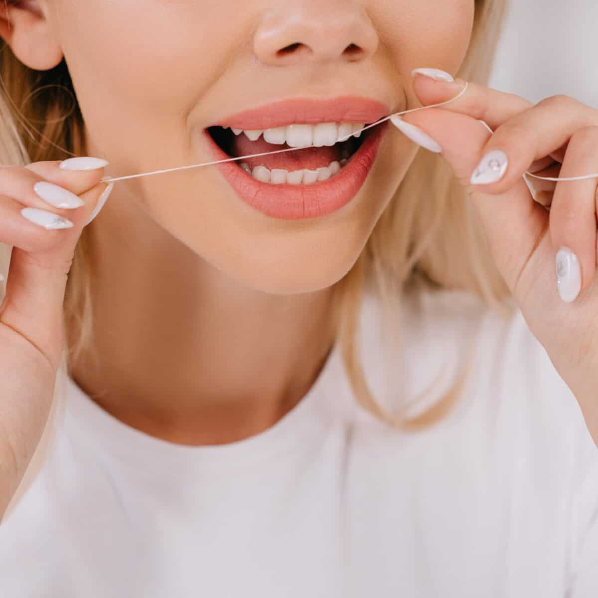 طريقة استخدام خيط تنضيف الاسنان 3