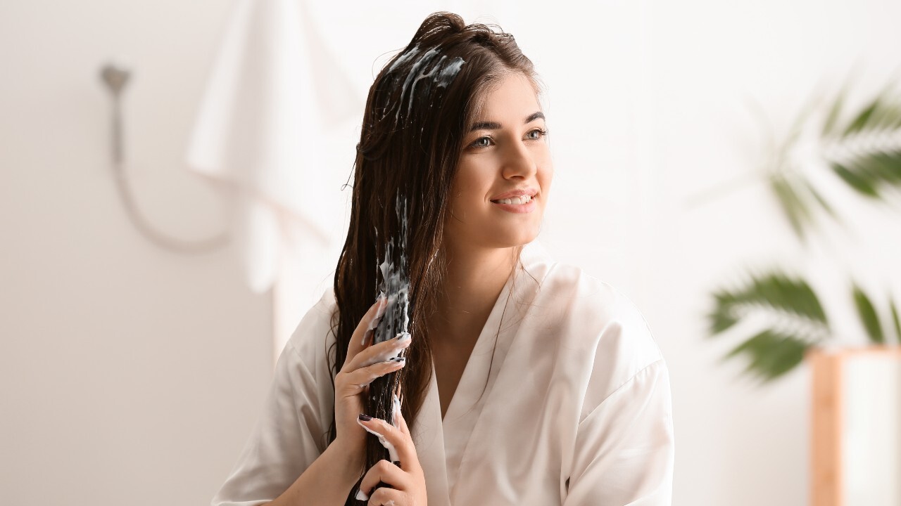 ازاي تختاري ماسك الشعر المناسب لنوع شعرك وكام مرة تستخدميه