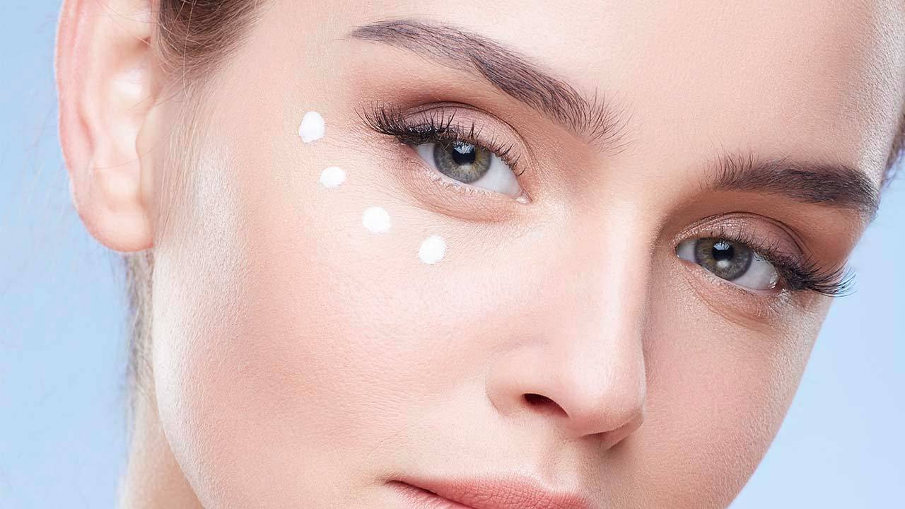 طرق لاخفاء انتفاخات العين 7