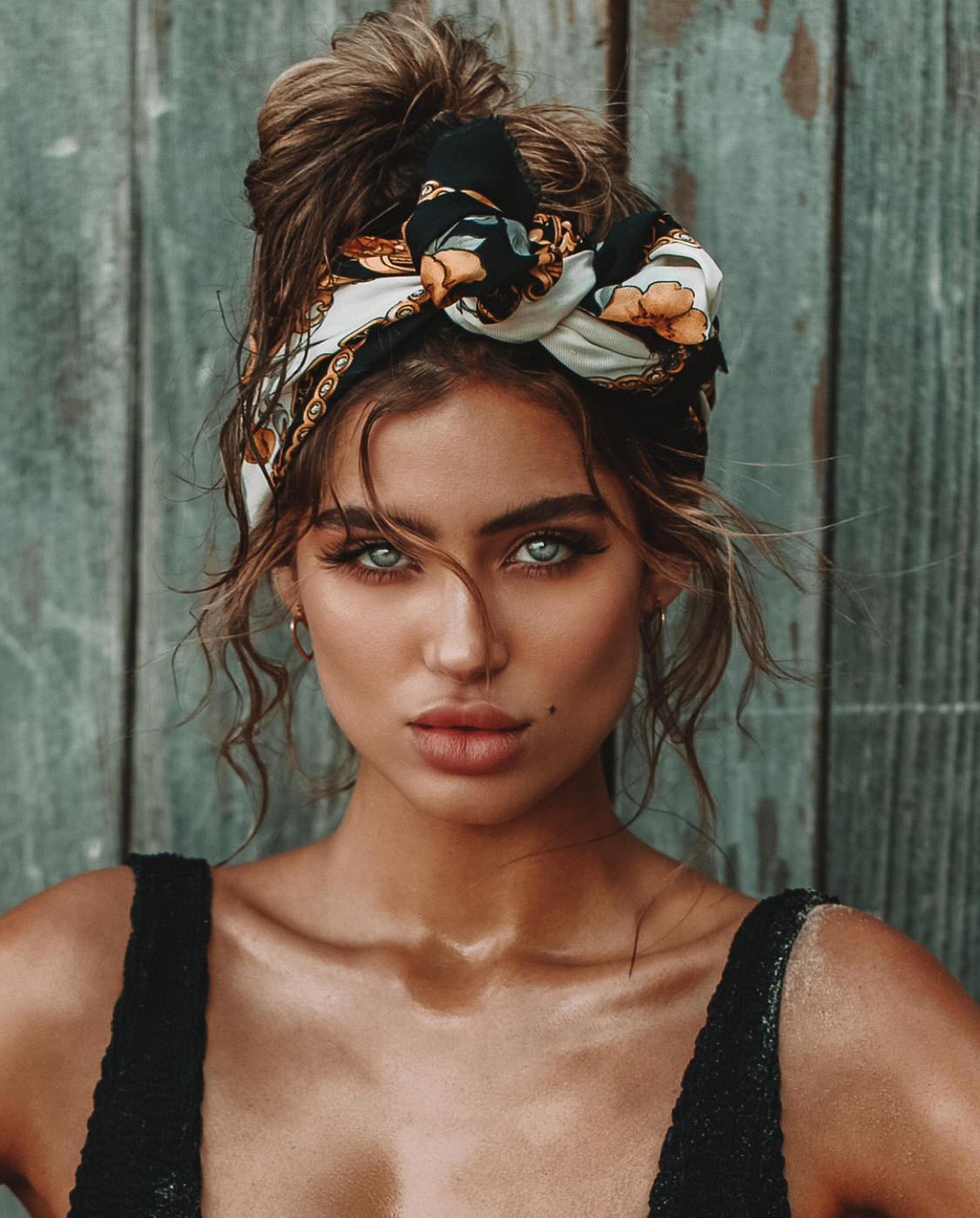 تسريحات شعر باستخدام السكارف والباندانا مناسبة للصيف