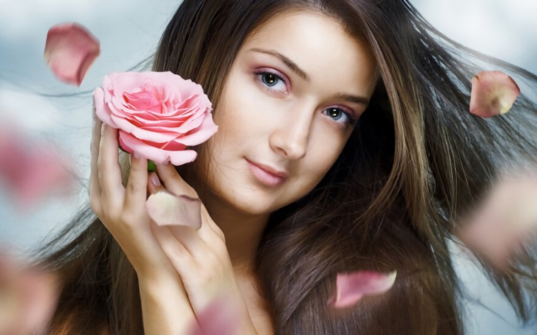 7 ماسكات بالورد لبشرة نضرة وصحية