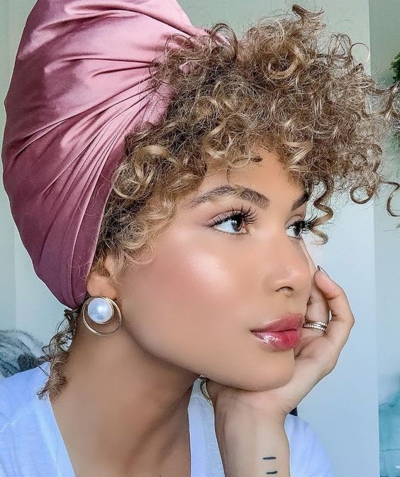 تسريحات للشعر الكيرلي بالسكارف 5
