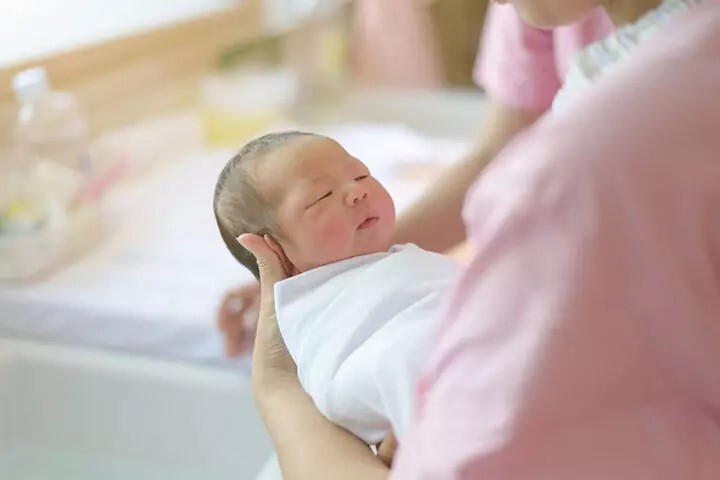 امتى تعملي لمولودك حمامه الاول 2