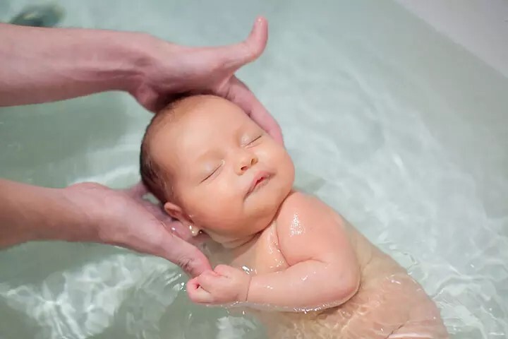 امتى تعملي لمولودك حمامه الاول 3