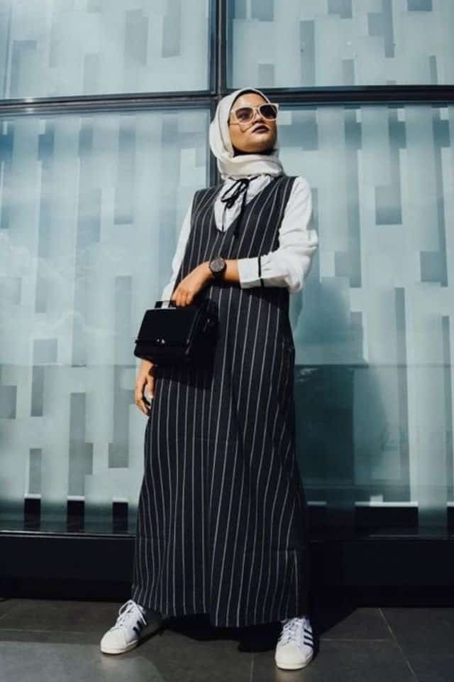 تنسيق الفساتين من غير اكمام للمحجبات 14