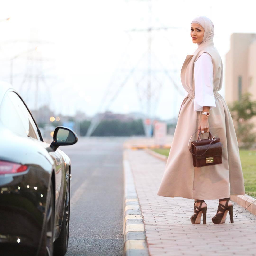 تنسيق الفساتين من غير اكمام للمحجبات 2