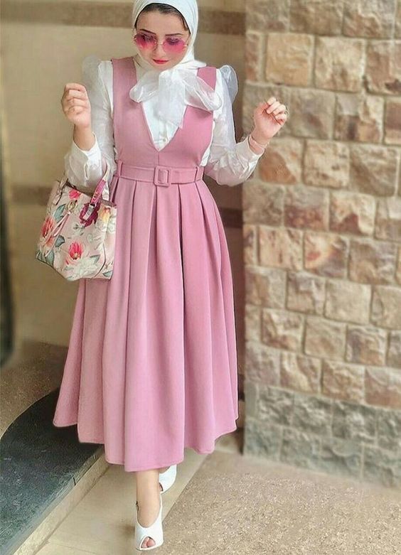 تنسيق الفساتين من غير اكمام للمحجبات 21