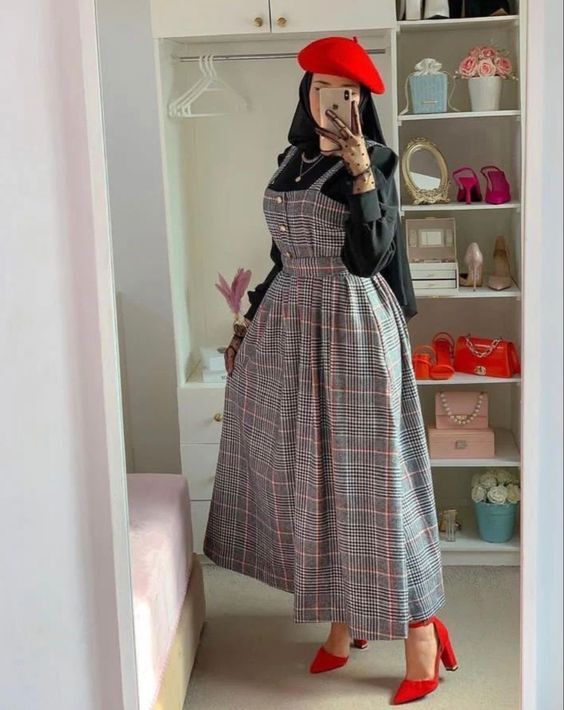 تنسيق الفساتين من غير اكمام للمحجبات 24