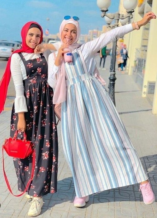 تنسيق الفساتين من غير اكمام للمحجبات 27 1