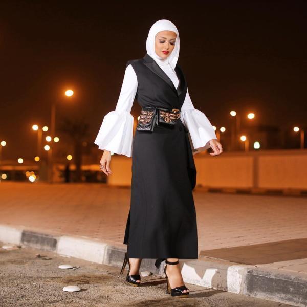 تنسيق الفساتين من غير اكمام للمحجبات 3