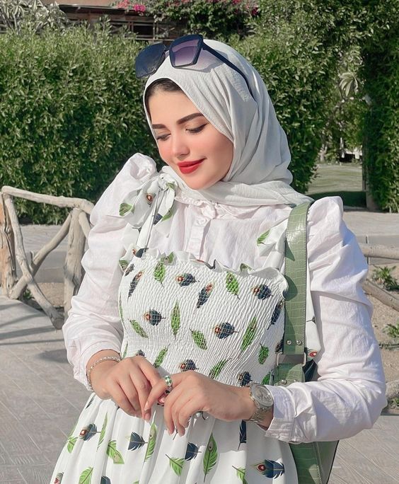 تنسيق الفساتين من غير اكمام للمحجبات 31