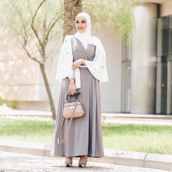 تنسيق الفساتين من غير اكمام للمحجبات 5