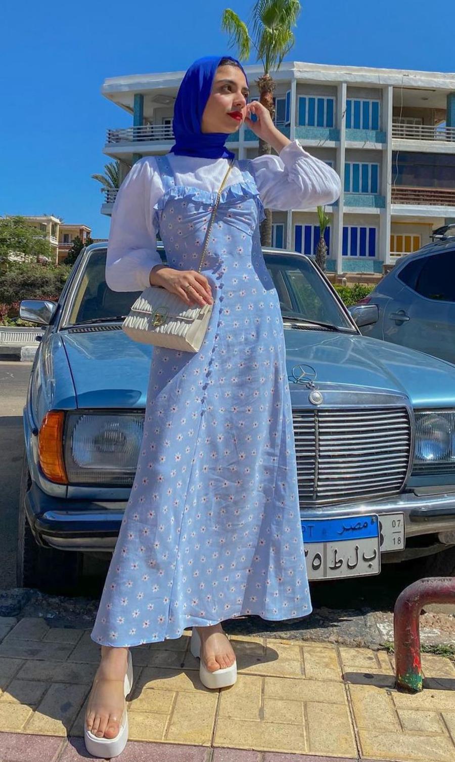 تنسيق الفساتين من غير اكمام للمحجبات 7