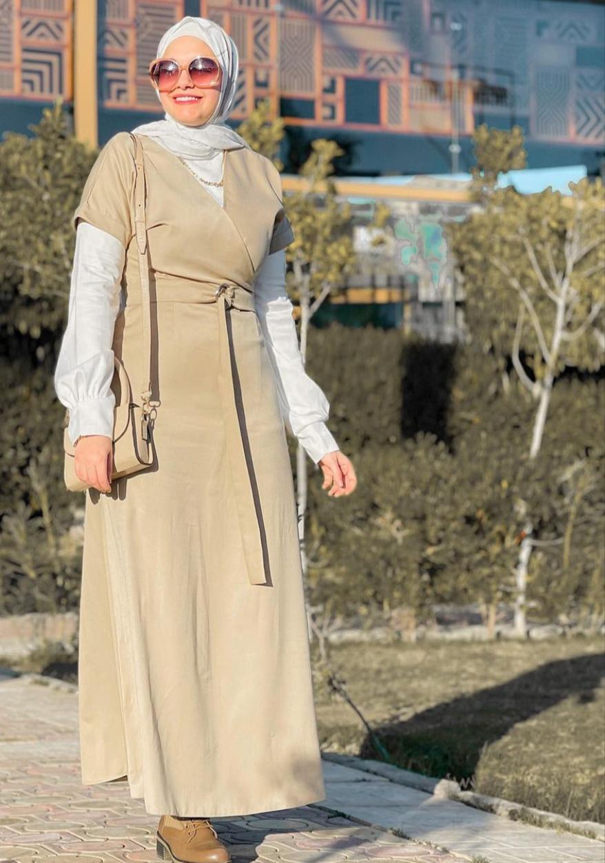 تنسيق الفساتين من غير اكمام للمحجبات 9