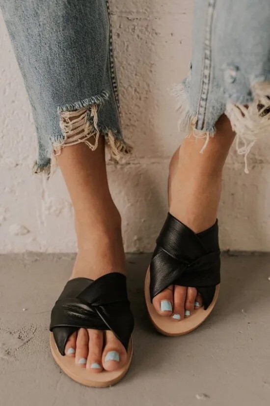 ستايلات slides تريندي للصيف 8