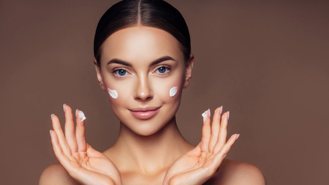 7  منتجات تجميل دكاترة الجلدية ضافوها للقائمة السودا للمنتجات اللي ممكن تضر البشرة