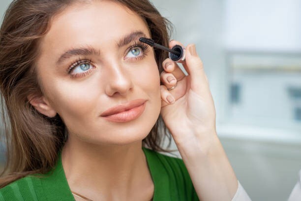 علاجات طبيعية لتكثيف الحواجب والرموش.1