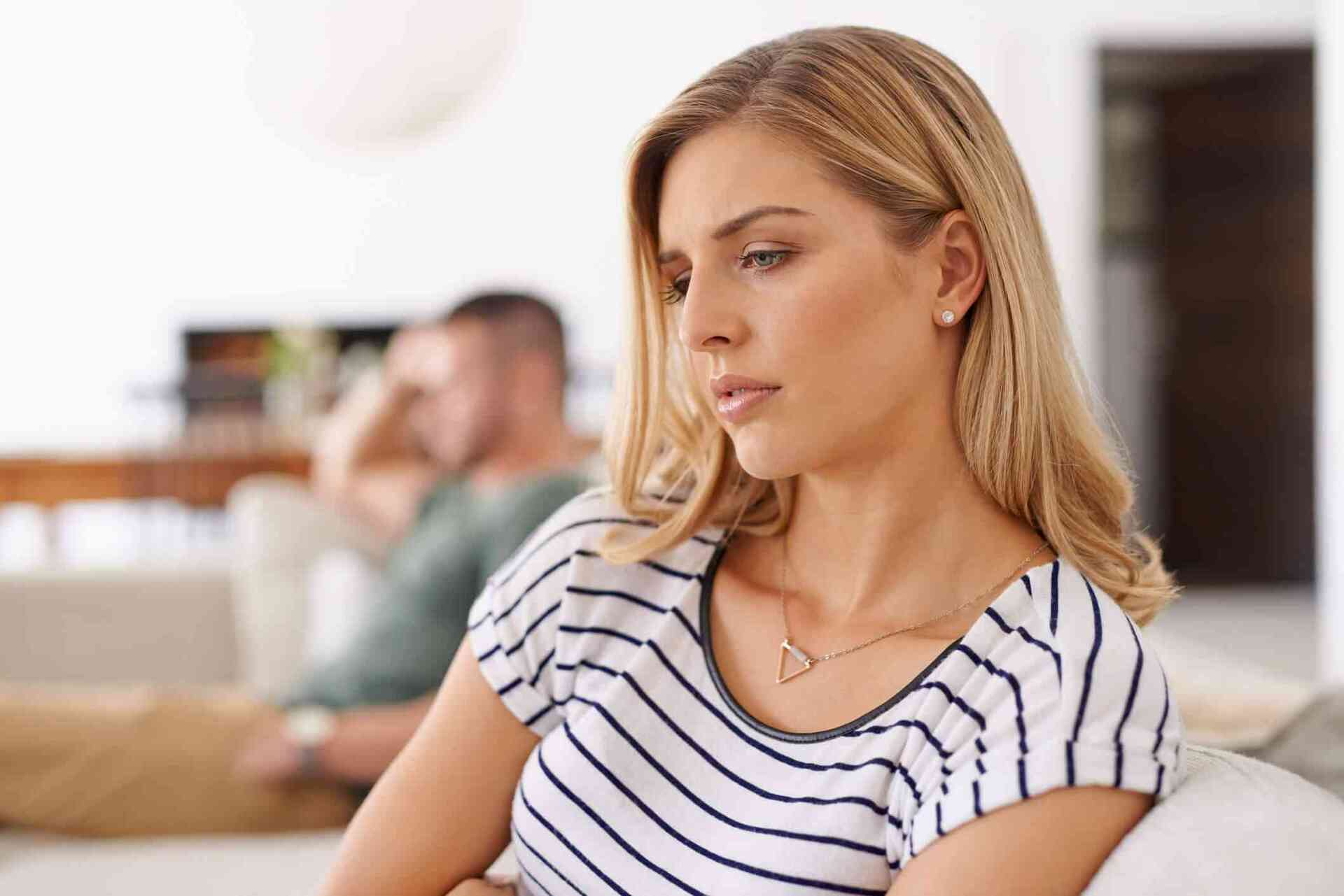 زوجك اهملك ومش مهتم بيكي – العلامات, الاسباب, وطرق التعامل معاه