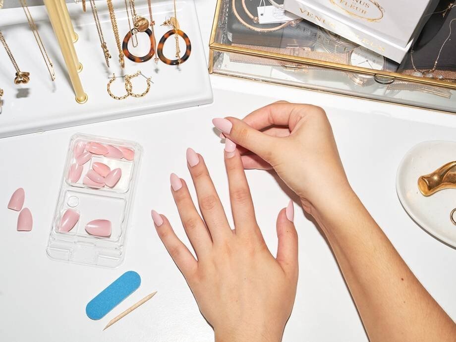 طريقة تركيب الضوافر المضغوطة Press-On Nails ونصايح تخليها تدوم فترة اطول