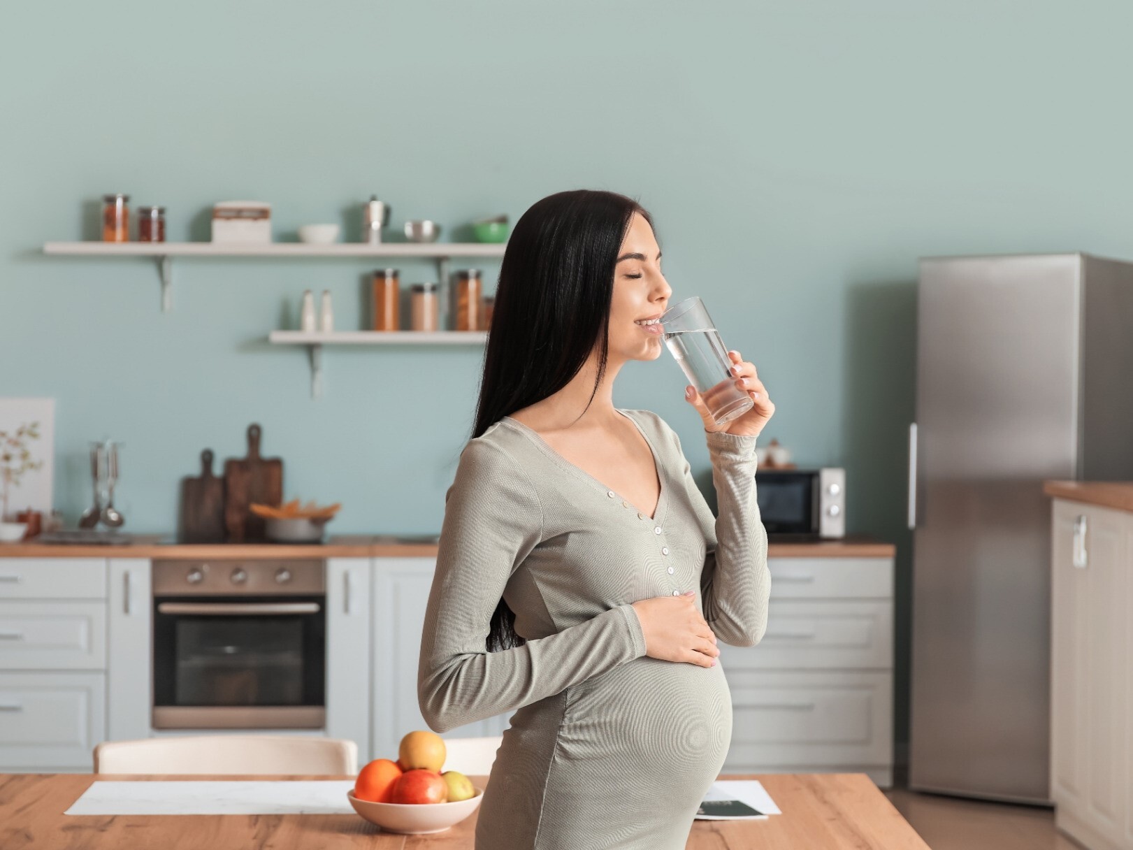 المفروض المرأة الحامل تشرب ماية قد ايه يوميا؟