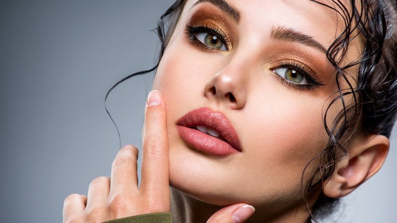 مكياج عيون تريندي تجربية الموسم ده