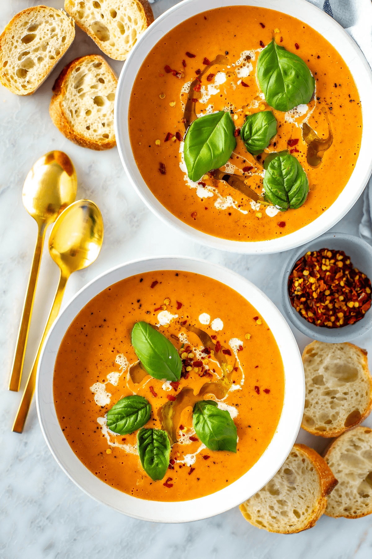 شوربة الطماطم والريحان